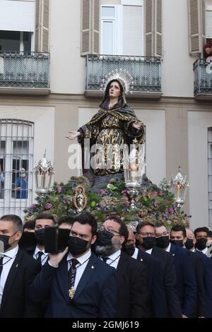 19. September 2021: 19. September 2021 (Malaga) am Sonntag, dem 19., gegen sechs Uhr morgens verließ der Soledad de San Pablo die Kirche San Pablo auf einfachen Wegen mit Platz für ein Dutzend Träger zur Kathedrale. Sein Transfer ist der Grund für die Ausstellung, die anlässlich des 100. Jahrestages seiner Entstehung in der Heiligen Kathedrale von Malaga eröffnet wird (Bildquelle: © Lorenzo Carnero/ZUMA Press Wire) Stockfoto