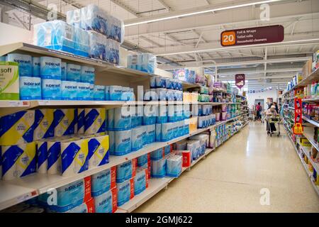 Taplow, Großbritannien. September 2021. Toilettenpapierrollen und Haushaltsreiniger. Sainsbury's Supermarket hatte heute ein gutes Angebot an Lebensmitteln in ihrem Laden. Einige Linien sind immer noch von Problemen in der Lieferkette betroffen, darunter Mineralwasser und kohlensäurehaltige Getränke wie Cola aufgrund eines Mangels an Kohlendioxid. Quelle: Maureen McLean/Alamy Live News Stockfoto