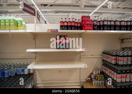 Taplow, Großbritannien. September 2021. Getränke aus der Dose. Sainsbury's Supermarket hatte heute ein gutes Angebot an Lebensmitteln in ihrem Laden. Einige Linien sind immer noch von Problemen in der Lieferkette betroffen, darunter Mineralwasser und kohlensäurehaltige Getränke wie Coca-Cola aufgrund eines Mangels an Kohlendioxid und Aluminium. Quelle: Maureen McLean/Alamy Live News Stockfoto