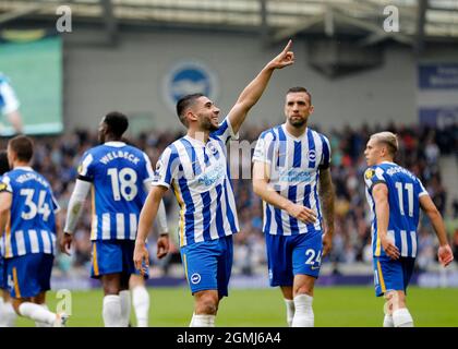 Brighton, Großbritannien. 19. September 2021; American Express Community Stadium, Brighton, East Sussex England; Premier League Football Brighton &amp; Hove Albion gegen Leicester City; Neal Maupay von Brighton &amp; Hove Albion feiert, nachdem er in der 40. Minute das 1. Tor seiner Seite erzielt hatte, um 1-0 nur für redaktionelle Verwendung zu verwenden, Lizenz für kommerzielle Nutzung erforderlich. Keine Verwendung bei Wetten, Spielen oder einer Veröffentlichung in einem Club/einer Liga/einem Spieler. Kredit: Aktion Plus Sport Bilder/Alamy Live Nachrichten Stockfoto