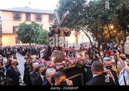 19. September 2021: 19. September 2021 (MÃ¡laga) am Sonntag, dem 19., gegen sechs Uhr morgens verließ Jesus der Barmherzigkeit die Kirche von Carmen in einfachen Korridoren mit Platz für ein Dutzend Träger in die Kathedrale. Seine Übertragung ist der Grund für die Ausstellung, die in der Kathedrale Kirche von Malaga anlässlich des 100. Jahrestages der Gründung der Vereinigung der Bruderschaften von Malaga und Ostern eingeweiht werden. (Bild: © Lorenzo Carnero/ZUMA Press Wire) Stockfoto