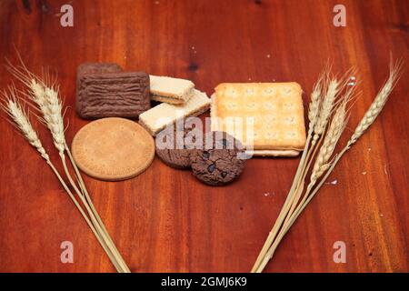 Verschiedene Arten von leckeren und herzhaften Keksbroten eignen sich für Snacks, diese Keksbrote werden aus Weizen und Mehl hergestellt. Stockfoto