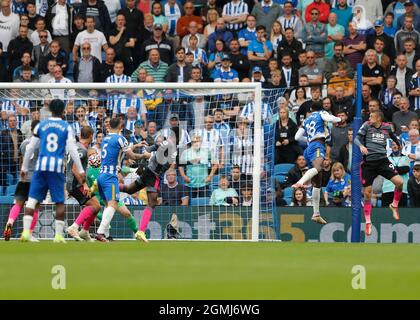 Brighton, Großbritannien. 19. September 2021; American Express Community Stadium, Brighton, East Sussex England; Premier League Football Brighton &amp; Hove Albion gegen Leicester City; Danny Welbeck von Brighton &amp; Hove Albion führt den Ball an, um in der 49. Minute das 2. Tor seiner Seite zu erzielen, um es 2-0 zu schaffen. Nur zur redaktionellen Verwendung, Lizenz für kommerzielle Nutzung erforderlich. Keine Verwendung bei Wetten, Spielen oder einer Veröffentlichung in einem Club/einer Liga/einem Spieler. Kredit: Aktion Plus Sport Bilder/Alamy Live Nachrichten Stockfoto