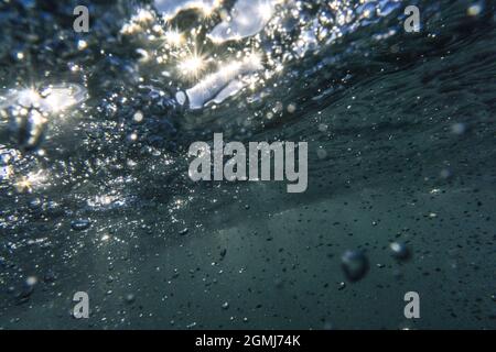 Das Wasser sprudelt unter dem Meer Stockfoto