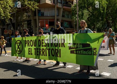 Barcelona, Spanien. September 2021. Aktivisten protestieren hinter ihrem Banner gegen eine ursprünglich geplante Erweiterung der Start- und Landebahn des Flughafens "El Prat", die ein nahegelegenes Naturgebiet namens "La Ricarda" betrifft. Der Expansionsplan wurde aufgrund der Unterschiede zwischen der spanischen und der katalanischen Regionalregierung bereits auf Eis gelegt. Quelle: Matthias Oesterle/Alamy Live News Stockfoto