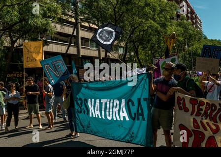 Barcelona, Spanien. September 2021. Aktivisten protestieren hinter ihrem Banner gegen eine ursprünglich geplante Erweiterung der Start- und Landebahn des Flughafens "El Prat", die ein nahegelegenes Naturgebiet namens "La Ricarda" betrifft. Der Expansionsplan wurde aufgrund der Unterschiede zwischen der spanischen und der katalanischen Regionalregierung bereits auf Eis gelegt. Quelle: Matthias Oesterle/Alamy Live News Stockfoto