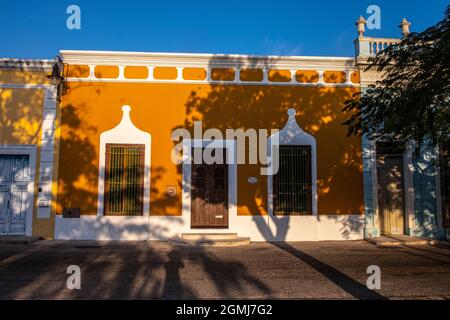 Eingang und Fassade eines farbenfrohen Hauses in Mérida, Yucatán, Mexiko Stockfoto