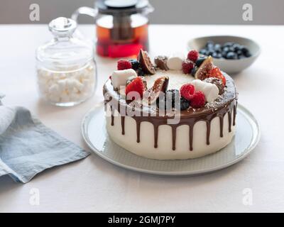 Nahaufnahme von frischem, köstlichem Kuchen auf Leinentischdecke Stockfoto