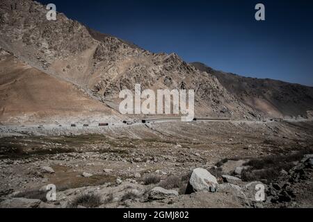 Salang Pass, Afghanistan. September 2021. Autos und Lastwagen überqueren den Hindukusch auf dem Salang-Pass, dem primären Bergpass, der Nord-Afghanistan mit der Provinz Parwan verbindet, mit Weiterverbindungen in die Provinz Kabul. Quelle: Oliver Weiken/dpa/Alamy Live News Stockfoto