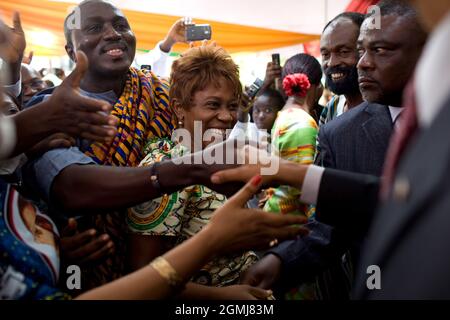 Präsident Barack Obama begrüßt die Wohlhabenden in Accra, Ghana, wo er am 11. Juli 2009 eine Rede vor dem Parlament hielt. (Offizielles Foto des Weißen Hauses von Pete Souza) Dieses offizielle Foto des Weißen Hauses wird zur Veröffentlichung durch Nachrichtenorganisationen und/oder zum persönlichen Druck durch die Betreffzeile(en) des Fotos zur Verfügung gestellt. Das Foto darf in keiner Weise manipuliert oder in Materialien, Anzeigen, Produkten oder Werbeaktionen verwendet werden, die in irgendeiner Weise die Zustimmung oder Billigung des Präsidenten, der ersten Familie oder des Weißen Hauses nahelegen. Stockfoto