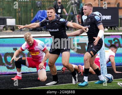 Adam Radwan (Mitte) von Newcastle Falcons feiert den ersten Versuch ihrer Mannschaft während des Spiels der Gallagher Premiership im Kingston Park, Newcastle. Bilddatum: Sonntag, 19. September 2021. Stockfoto