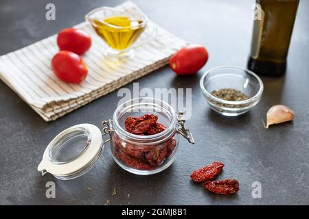 Getrocknete Tomaten auf dunkler Küchentheke Stockfoto