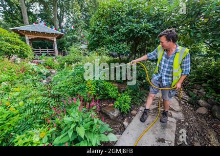 London, Großbritannien. September 2021. The Trailfinders 50th Anniversary Garden designed by Jonathan Snow (im Bild) - die letzten Vorbereitungen für die Chelsea Flower Show 2021. Die Show wurde letztes Jahr wegen der Blockierung des Coronavirus abgesagt. Kredit: Guy Bell/Alamy Live Nachrichten Stockfoto