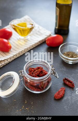 Getrocknete Tomaten im Glas, Gewürze, Olivenöl Stockfoto