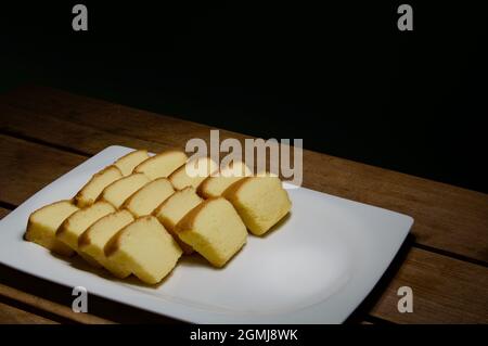 Viel weicher Biskuitkuchen in weißer Schale für die Party Stockfoto