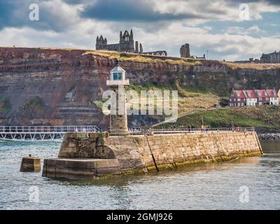 Malerisches Whitby mit Blick auf den Hafen, die Church of St Mary und die Whitby Abbey, berühmt als Kulisse und Kulisse für Bram Stokers Roman Dracula Stockfoto