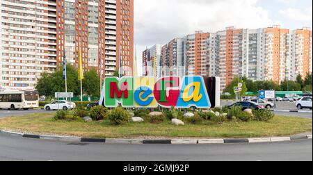Khimki, Russland - Juli 25. 2021. Das Informationsschild des Mega-Einkaufszentrums Stockfoto