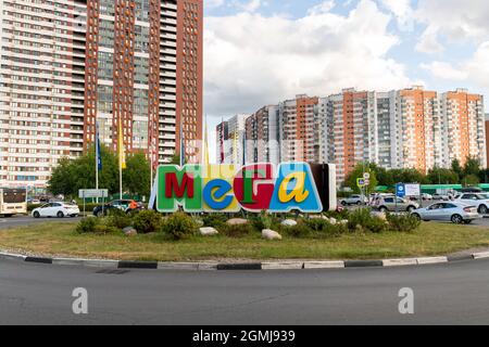 Khimki, Russland - Juli 25. 2021. Das Informationsschild des Mega-Einkaufszentrums Stockfoto