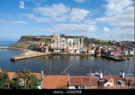 Malerisches Whitby mit Blick auf den Hafen, die Church of St Mary und die Whitby Abbey, berühmt als Kulisse und Kulisse für Bram Stokers Roman Dracula Stockfoto