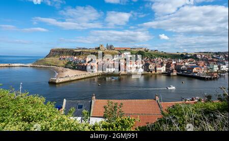 Malerisches Whitby mit Blick auf den Hafen, die Church of St Mary und die Whitby Abbey, berühmt als Kulisse und Kulisse für Bram Stokers Roman Dracula Stockfoto