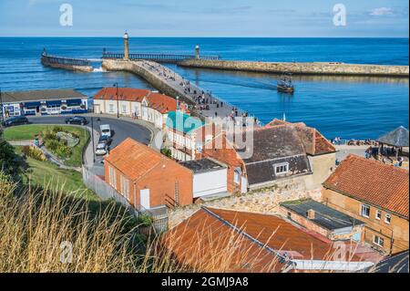 Malerisches Whitby mit Blick auf die Wellenbrecher des Hafens zur Nordsee, Stockfoto