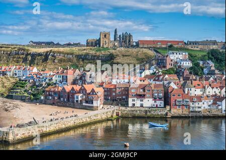 Malerisches Whitby mit Blick auf den Hafen, die Church of St Mary und die Whitby Abbey, berühmt als Kulisse und Kulisse für Bram Stokers Roman Dracula Stockfoto