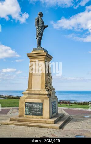 Gedenkstatue für den Entdecker der Royal Navy aus dem 16. Jahrhundert, Captain James Cook, mit Blick auf den Hafen von Whitby, der Amerika, Australien und Neuseeland erkundete Stockfoto