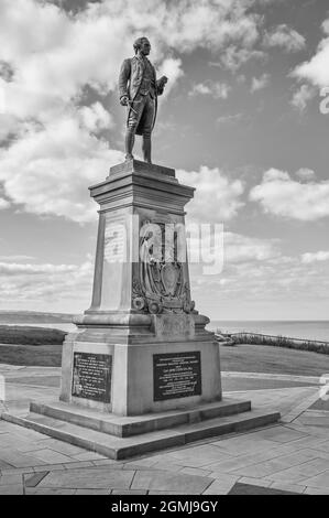 Gedenkstatue für den Entdecker der Royal Navy aus dem 16. Jahrhundert, Captain James Cook, mit Blick auf den Hafen von Whitby, der Amerika, Australien und Neuseeland erkundete Stockfoto