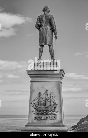 Gedenkstatue für den Entdecker der Royal Navy aus dem 16. Jahrhundert, Captain James Cook, mit Blick auf den Hafen von Whitby, der Amerika, Australien und Neuseeland erkundete Stockfoto