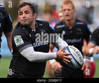 Newcastle. Vereinigtes Königreich. 19. September 2021. Premiership Rugby. Newcastle Falcons V Harlekins. Kingston Park Stadium. Newcastle. George McGuigan (Newcastle) Pässe. Stockfoto