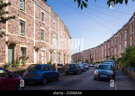 Die sanft geschwungene Straße Bellevue Crescent, gesäumt von dreistöckigen typischen viktorianischen Reihenhäusern, Cliftonwood, Bristol. Stockfoto