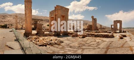 Fabelhafte Aussicht auf die Ruinen des Hadish Palace (der Palast von Xerxes) auf blauem Himmel Hintergrund in Persepolis, Iran. Alte persische Stadt. Persepolis ist ein p Stockfoto