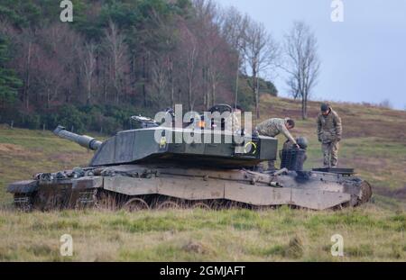 Nahaufnahme des Challengers der British Army 2 FV4034 Hauptkampfpanzer, der den Motor bei einer militärischen Übung überprüft, Salisbury Plain, Wiltshire UK Stockfoto