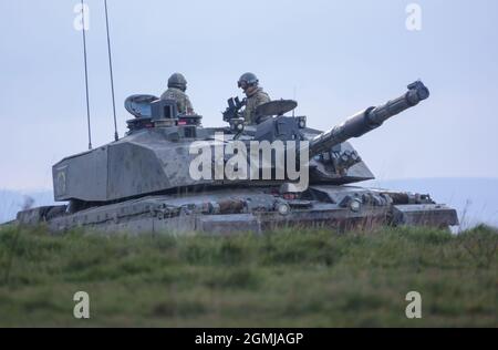 Nahaufnahme eines Kampfpanzers der British Army Challenger 2 FV4034 bei einer militärischen Übung, Salisbury Plain, Wiltshire UK Stockfoto