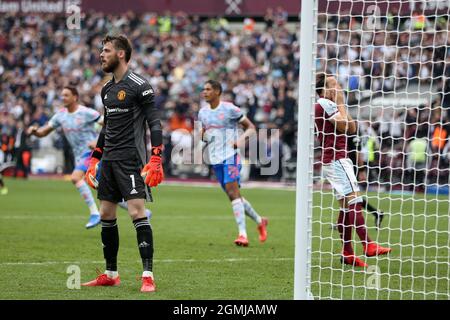 Mark Noble von West Ham Utd (r) reagiert, nachdem er in zusätzlicher Zeit eine Strafe erhalten hat, verfehlt aber als Torwart von Manchester Utd David De Gea (l) rettet. Premier League Spiel, West Ham Utd gegen Manchester Utd im London Stadium, Queen Elizabeth Olympic Park in London am Sonntag, 19. September 2021. Dieses Bild darf nur für redaktionelle Zwecke verwendet werden. Nur zur redaktionellen Verwendung, Lizenz für kommerzielle Nutzung erforderlich. Keine Verwendung bei Wetten, Spielen oder Veröffentlichungen in einem Club/einer Liga/einem Spieler. PIC von Andrew Orchard/Andrew Orchard Sports Photography/Alamy Live News Stockfoto