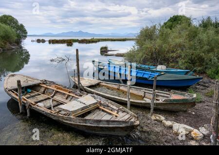 Traditionelle Fischerboote aus Ambrakien auf der kleinen Insel und dem Umweltpark von Salaora, im Golf von Ambrakian, Gemeinde Arta, Epirus, Griechenland. Stockfoto