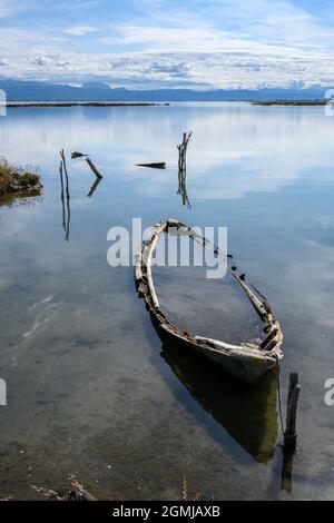 Verlassene Fischerboote auf der kleinen Insel und dem Umweltpark von Salaora, im Golf von Ambracian, Gemeinde Arta, Epirus, Griechenland. Stockfoto