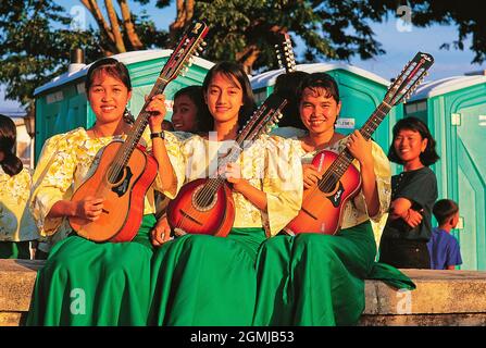 Philippinen Manila. Flores de Mayo Festival. Junge Gitarristen posierten zart vor Toilettenkabinen. Stockfoto