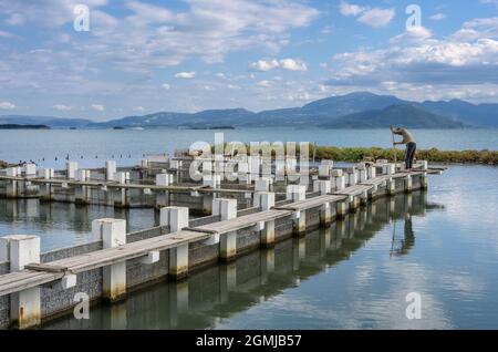 Eine Fischfalle auf dem Damm nach Koronisia im Golf von Ambracian, Gemeinde Arta, Epirus, Griechenland. Stockfoto