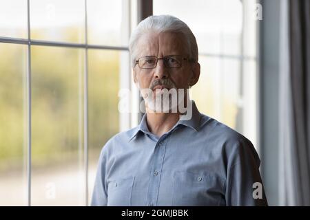 Kopfaufnahme Porträt grauhaarigen Senior selbstbewussten Mann trägt eine Brille Stockfoto
