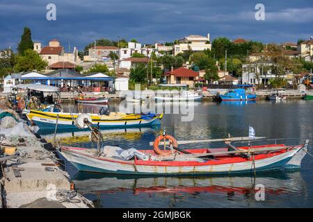 Traditionelle Fischerboote im Hafen des Dorfes Koronisia auf der Insel Koronisia im Golf von Ambrakien, Gemeinde Arta, Epirus, Griechenland. Stockfoto