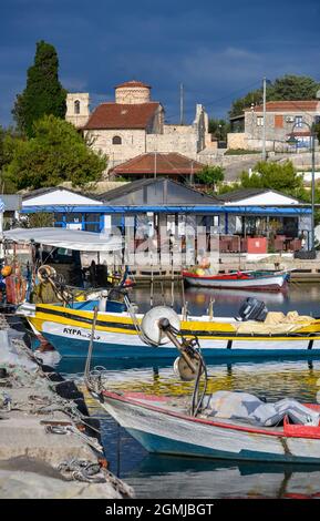 Traditionelle Fischerboote im Hafen des Dorfes Koronisia auf der Insel Koronisia im Golf von Ambrakien, Gemeinde Arta, Epirus, Griechenland. Stockfoto