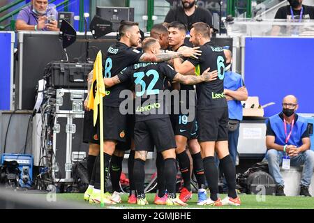 Mailand, Italien. September 2021. Die Spieler von Inter Seen feiern ein Tor während des Serie-A-Spiels zwischen Inter und Bologna bei Giuseppe Meazza in Mailand. (Foto: Gonzales Photo/Alamy Live News Stockfoto