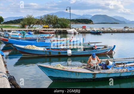 Traditionelle Fischerboote im Hafen des Dorfes Koronisia auf der Insel Koronisia im Golf von Ambrakien, Gemeinde Arta, Epirus, Griechenland. Stockfoto