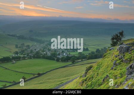 An den felsigen Hängen oberhalb des Dorfes Kettlewell in Upper-Wharfedale, Yorkshire Dales National Park, klammert sich ein einstehender Baum Stockfoto