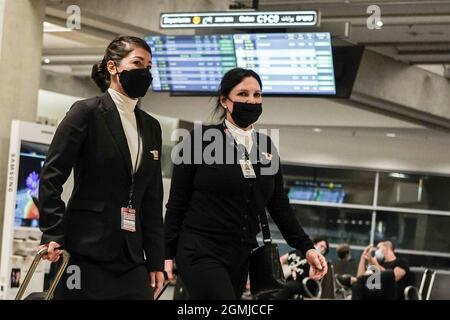 Lod, Israel. September 2021. Gesichtsmaske, die Flugbegleiter trägt, nähert sich einem Abflugsteig am Ben Gurion International Airport in Tel Aviv gemäß der verbindlichen Richtlinie der israelischen Regierung über Innenmaske. Kredit: Nir Alon/Alamy Live Nachrichten Stockfoto