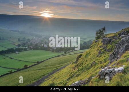 An den felsigen Hängen oberhalb des Dorfes Kettlewell in Upper-Wharfedale, Yorkshire Dales National Park, klammert sich ein einstehender Baum Stockfoto