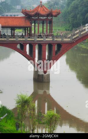 24. Juni 2018. Leshan, China. Ein Pavillon und eine Stützkonstruktion auf der markanten Haoshang-Brücke innerhalb der Leshan Grand buddha-Landschaft in sichuan PR Stockfoto