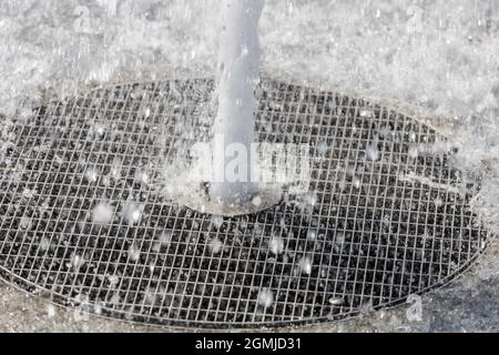 Wasserspritzer aus dem Stadtbrunnen. Hochwertige Fotos Stockfoto