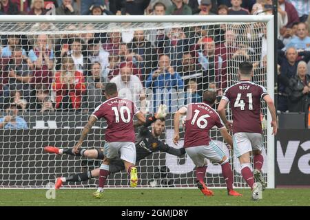 London, Großbritannien. September 2021. Mark Noble von West Ham Utd verfehlt eine späte Strafe während des Spiels der West Ham gegen Manchester Utd Premier League im London Stadium Stratford. Nur zur redaktionellen Verwendung, Lizenz für kommerzielle Nutzung erforderlich. Keine Verwendung bei Wetten, Spielen oder einer Veröffentlichung in einem Club/einer Liga/einem Spieler. Quelle: MARTIN DALTON/Alamy Live News Stockfoto